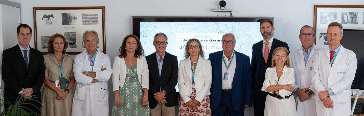 De izda. a dcha, Manzanares, la Dra. Leal, el Dr. García Olmo, Schettini, Zamora, Posada, el Dr. Cenjor, el Dr. Rodríguez, la Dra. Ayuso, el Dr. Ybáñez y el Dr. García-Foncillas