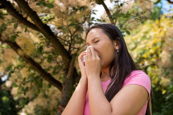 low-angle-woman-blowing-her-noseokbaja