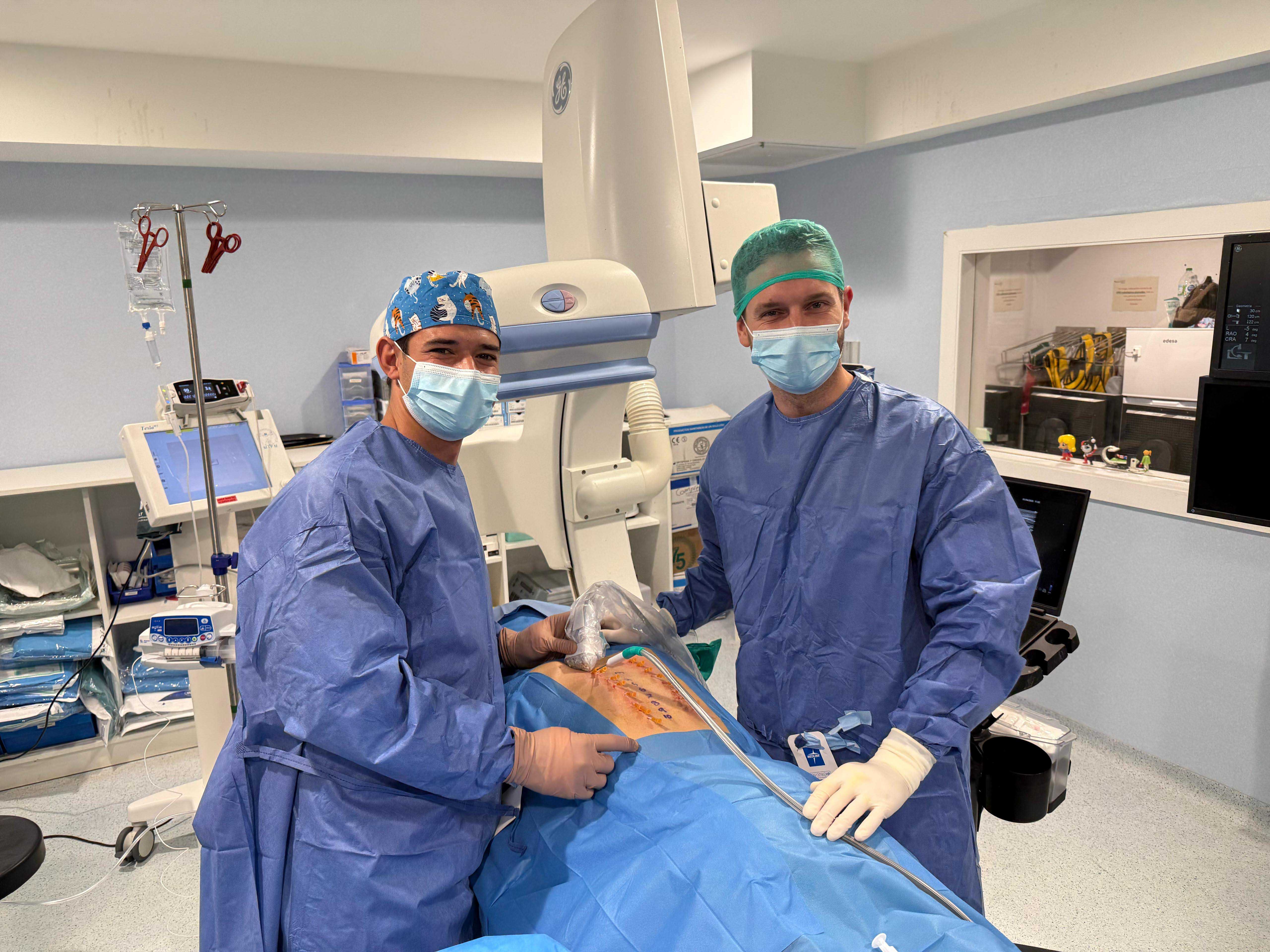 El Dr. Rodrigo de la Oliva (izquierda) Crioanalgesia Quirónsalud Málaga