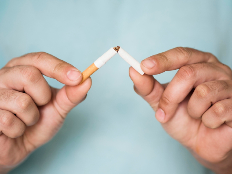 vista-frontal-concepto-mala-costumbre-cigarrillos