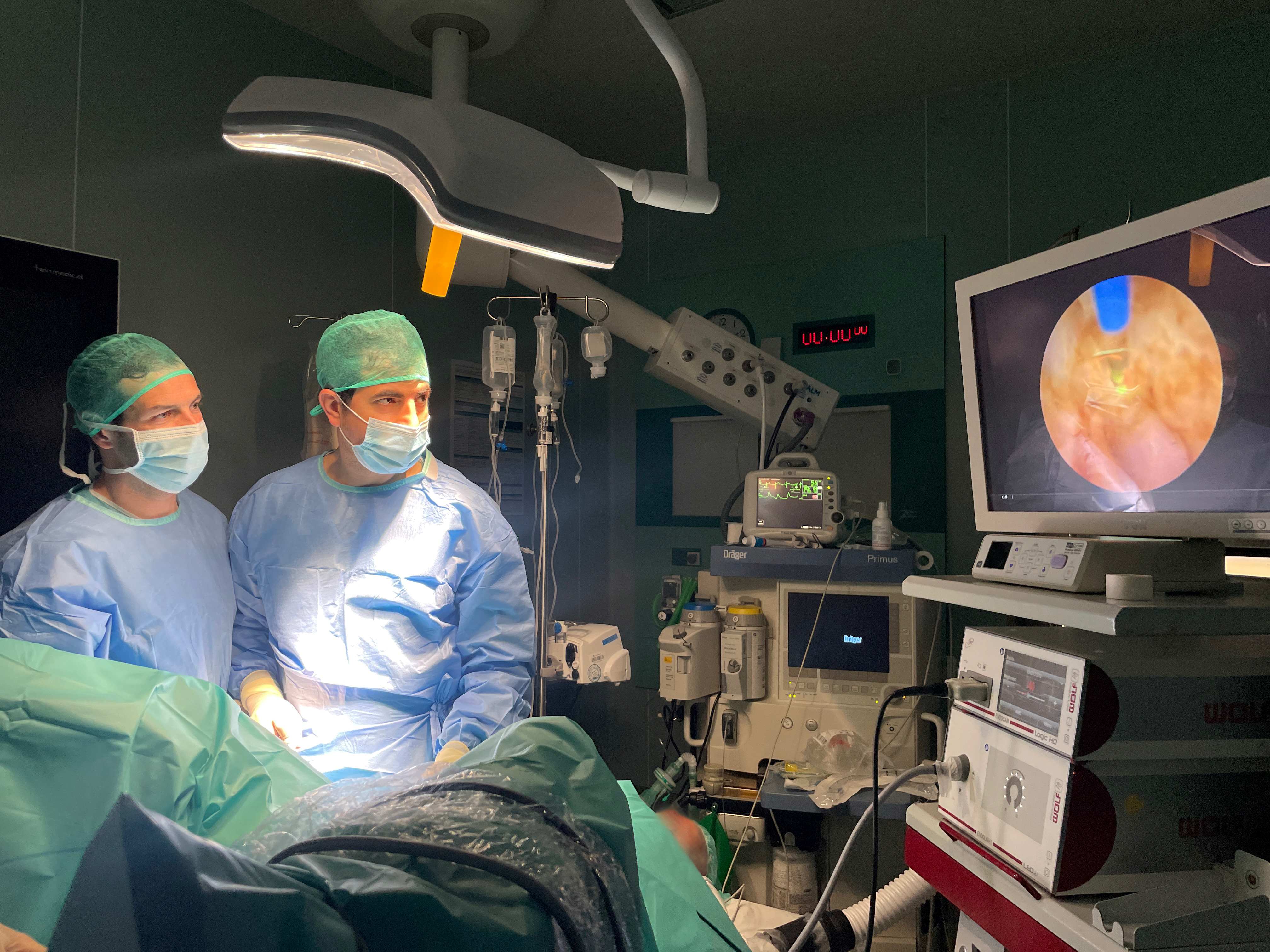 Los doctores Lama y Candau en quirófano