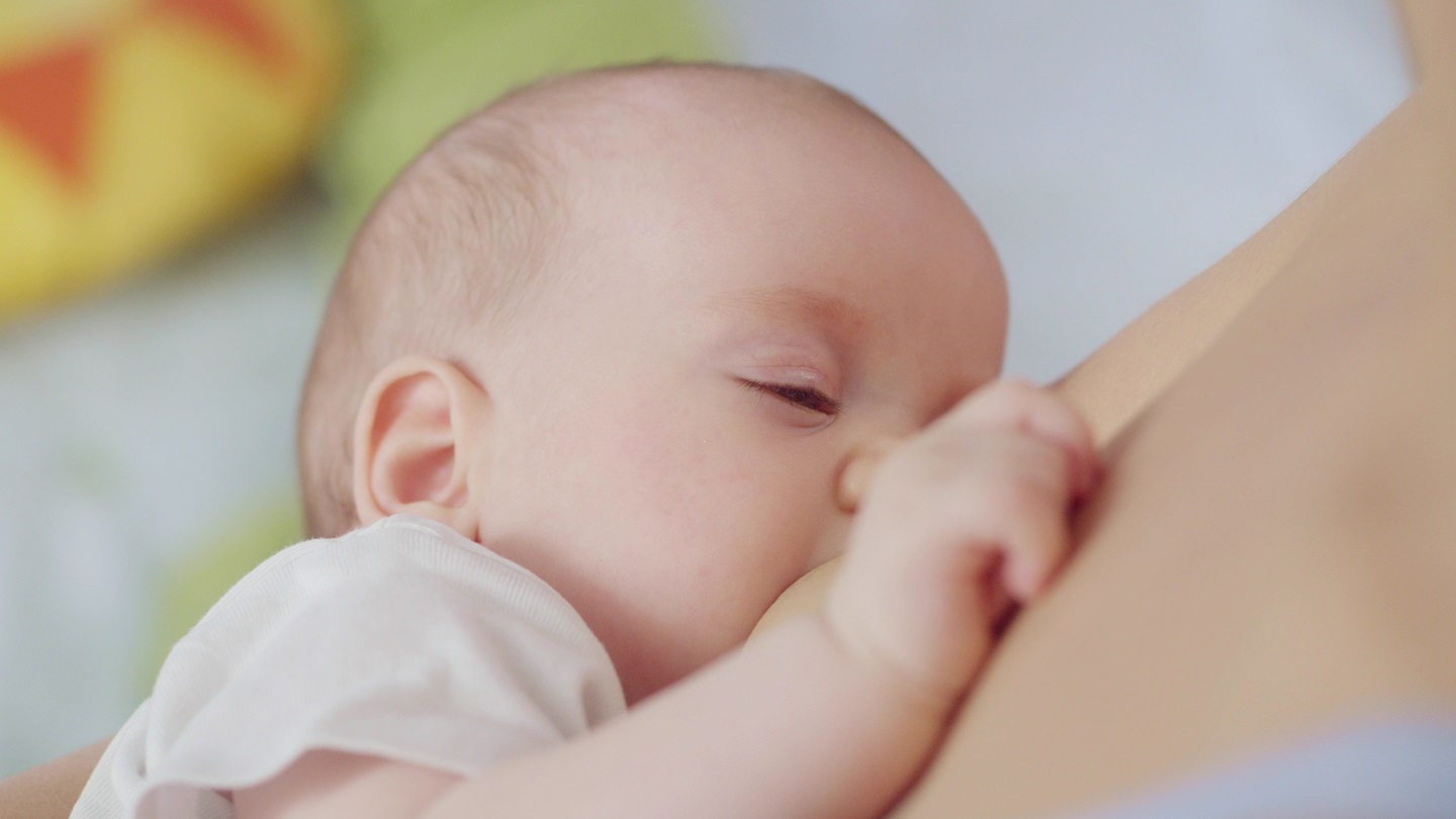 Una madre amamantando a su bebé en la Semana Lactancia Materna