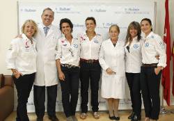 Las 5 Tripulantes junto al Dr. Conde y la Dra. Cuesta
