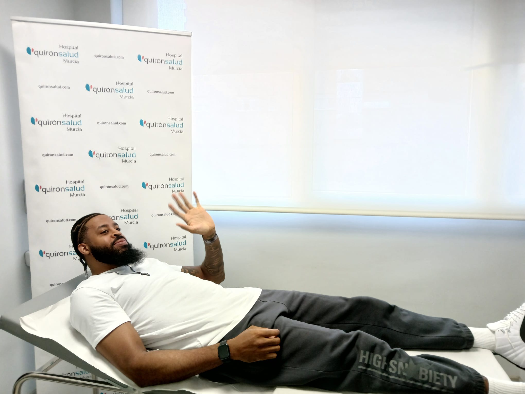 DI Stephens pasa su reconocimiento médico en Quirónsalud Murcia