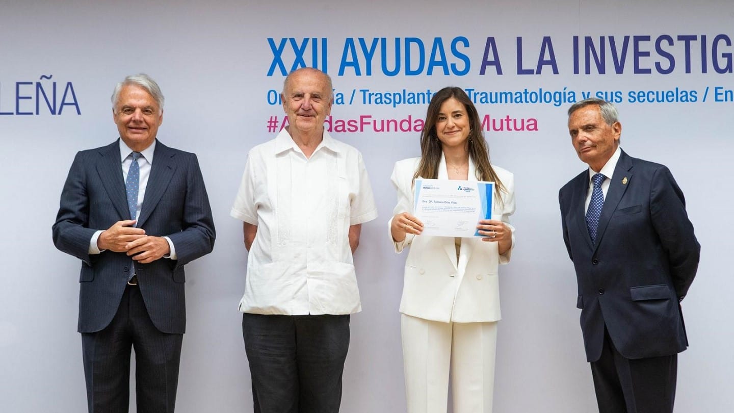 Dra. Díaz en el momento de recoger una de las XXII Ayudas a la Investigación en Salud de la Fundación Mutua Madrileña
