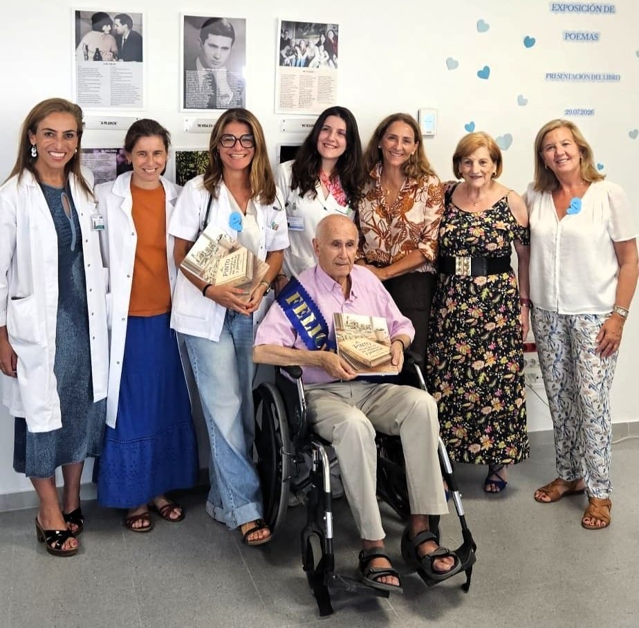 Nicolás con sus familiares y profesionales del HUIE implicados en su proceso de salud y la organización del acto