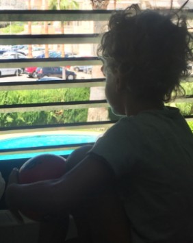 TEA es una condición del neurodesarrollo caracterizada por dificultades en la comunicación social, conductas repetitivas y patrones de comportamiento restringidos