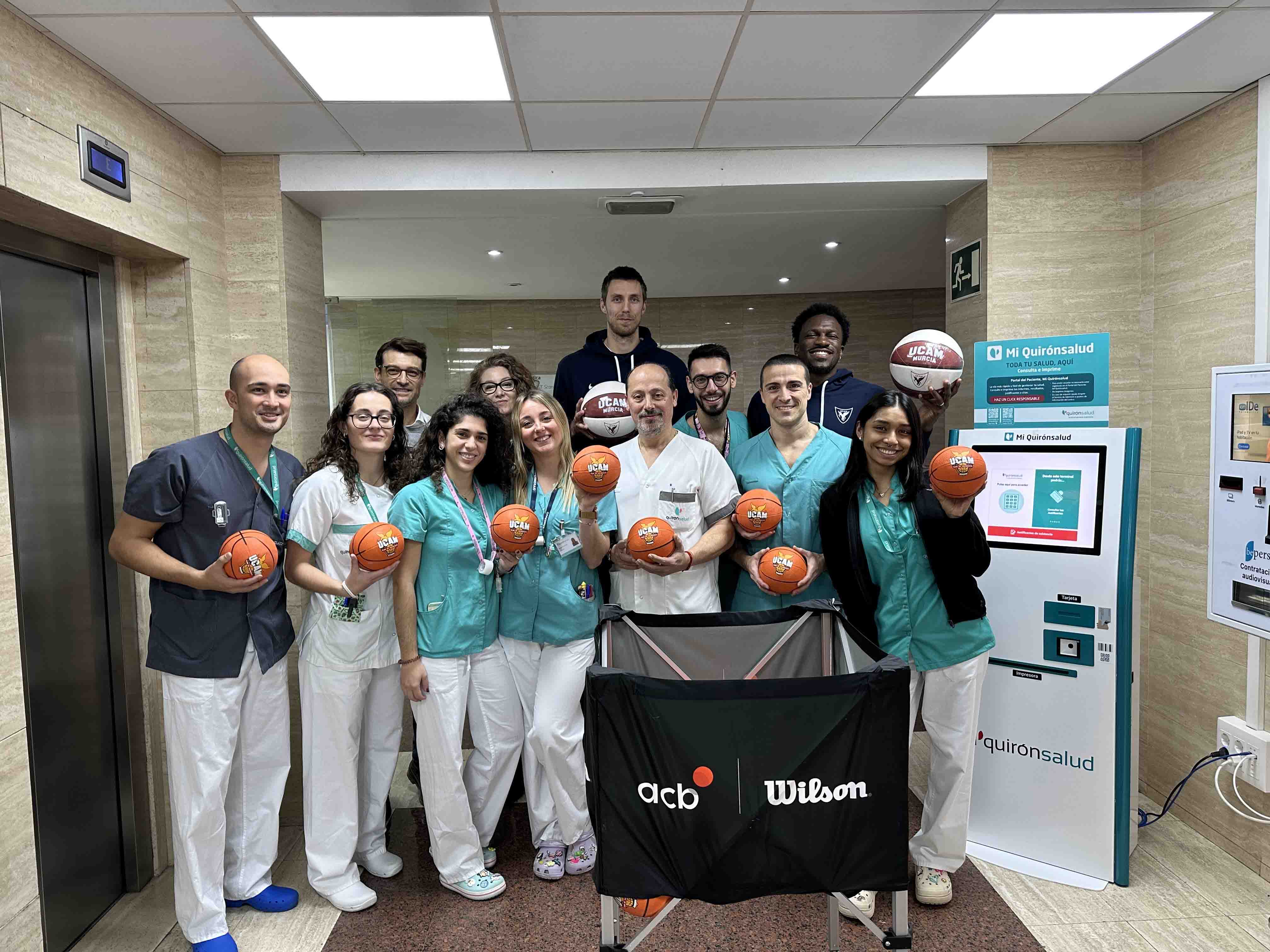 Los jugadores de la UCAM visitan el Quirónsalud Murcia