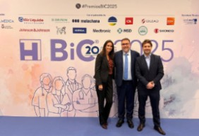 M. del Olmo y el Dr. Short, arropando al Dr. Martos