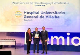 El Dr. Martos, recogiendo el Premio BiC al Hospital Universitario General de Villalba como Mejor Hospital en “Hematología y Hemoterapia”