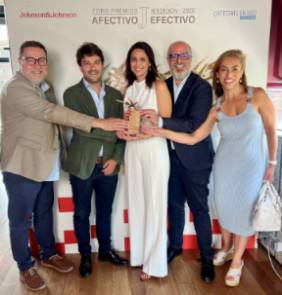 De izda. a dcha, el Dr. Martos, el Dr. Short, Del Olmo, el Dr. Córdoba la Dra. Pascual con el galardón