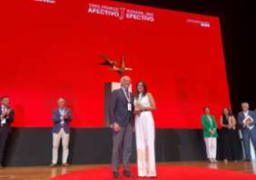 Marta del Olmo en el momento de recoger el premio