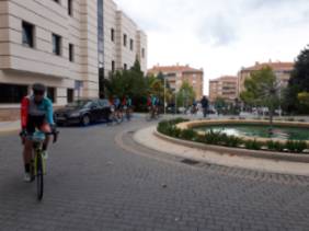 Participantes Reto Pedaleando por la Inclusión llegando Hospital Quirónsalud Toledo