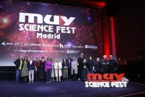 La Dra. Ayuso en el momento de recibir el Premio Mujeres Científicas, entregado por la revista Muy Interesante