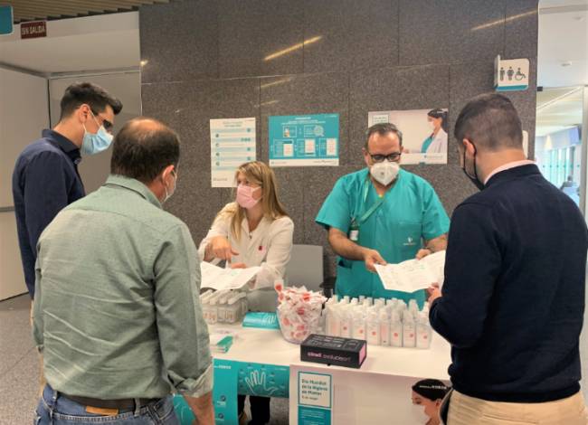 La doctora Beatriz Marín explica a pacientes cómo realizar una correcta higiene de manos.