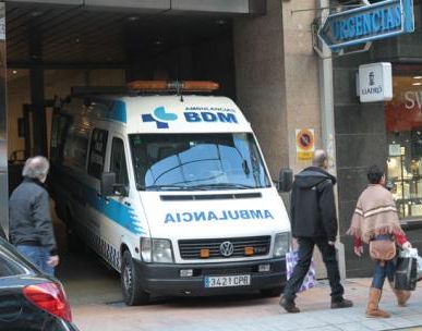 Ambulancia saliendo de Urgencias