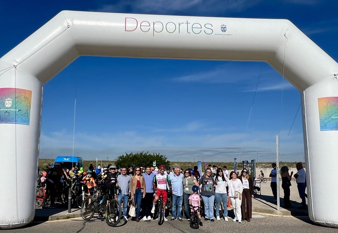 Representantes de la organización y participantes en la marcha
