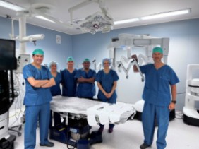 El Dr. Manuel Durán (izda), jefe del Servicio de Cirugía General y Digestiva, junto a otros miembros de su equipo en el nuevo Da Vinci 5 del Hospital Universitario Rey Juan Carlos