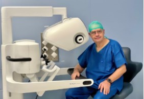 El Dr. Raimundo Gutiérrez, jefe del Servicio de Otorrinolaringología, en el nuevo Da Vinci 5 del Hospital Universitario Rey Juan Carlos