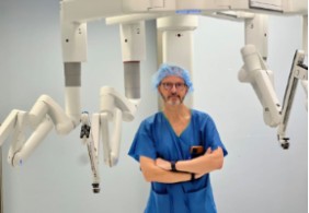 El Dr. Ricardo Díez, jefe del Servicio de Cirugía Pediátrica, en el nuevo Da Vinci 5 del Hospital Universitario Rey Juan Carlos
