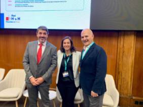 De izquierda a derecha, los doctores Martín, Alcaraz y Gómez, inaugurando el curso