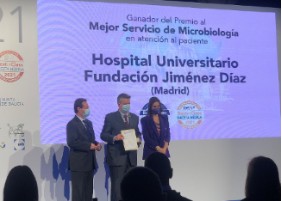 2021 11 17 El Dr. Gadea en el momento de recoger el Premio BiC 2021 al Mejor Servicio de Microbiología para la FJD