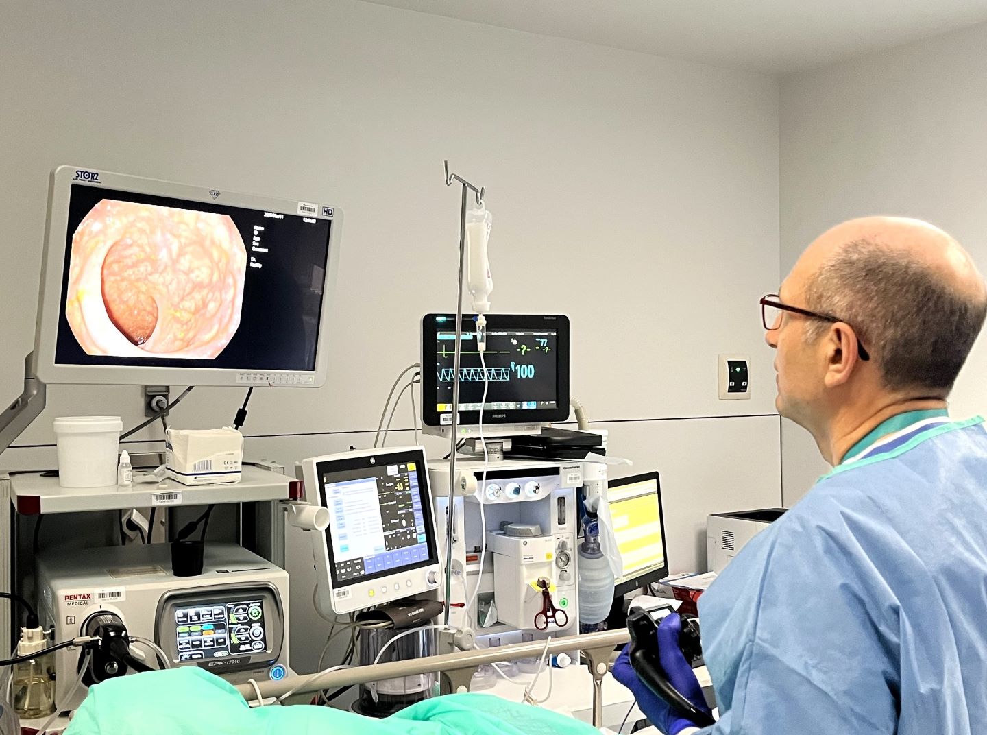 Foto doctor Puente en colonoscopia 4 web