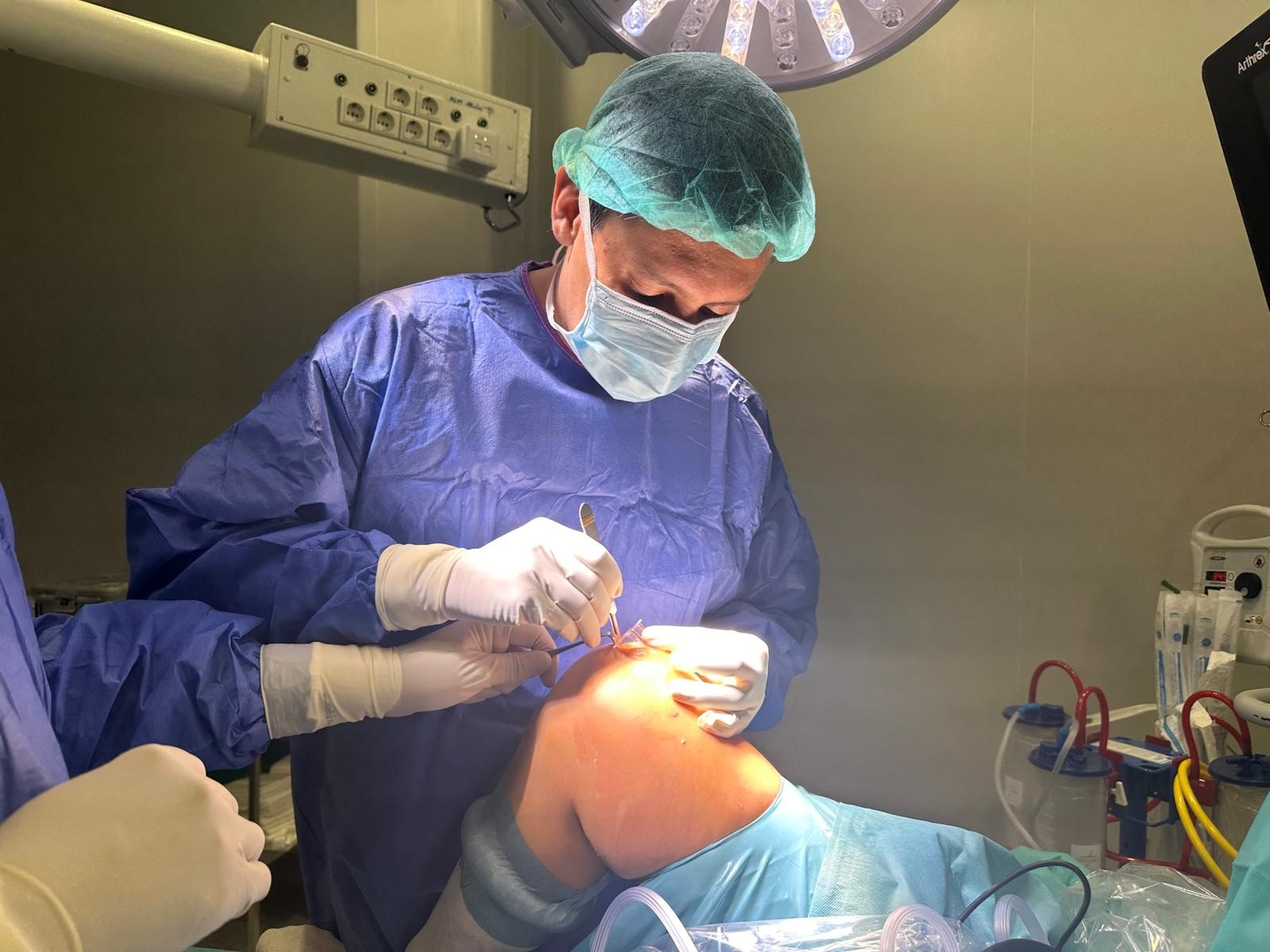 El doctor César Calero traumatólogo de Hospital Quirónsalud Valencia durante una intervención