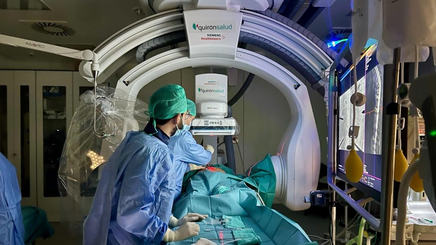 El Dr. Rodríguez, durante la realización de un tratamiento en la Unidad de Neurorradiología Intervencionista de la Fundación Jiménez Díaz