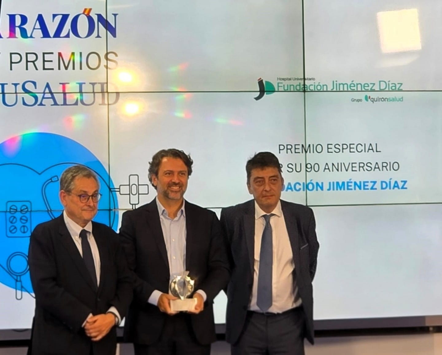 El Dr. Javier Arcos en el momento de recoger el premio
