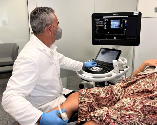 El doctor Sánchez Maestre realiza una eco-doppler a una paciente