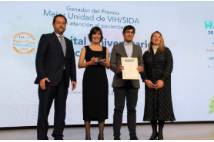 El Dr. Alfonso Cabello recogió el Premio BiC a la Mejor Unidad VIH Sida junto a la Dra. Batriz Álvarez