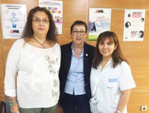 De izda. a dcha.: Victoria Herranz , vocal de AOMA, Pilar Montiel, Presidenta de la Asociación de Ostomizados de Madrid y Margarita Pomo de Consulta de Enfermería del Hospital La Luz.
