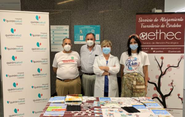La doctora Quero junto a miembros de AETHEC