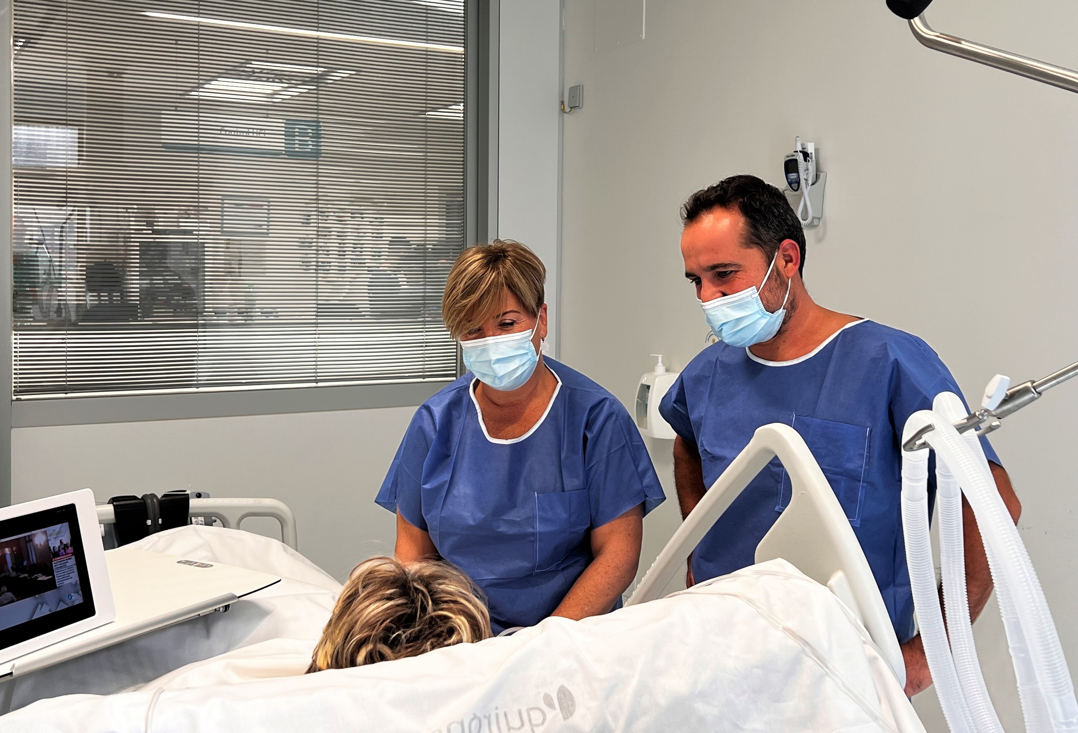 La doctora Quero y Daniel Alamillo, enfermero de UCI, con una paciente.