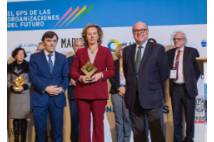 Dra. Sánchez Menan recibiendo el título