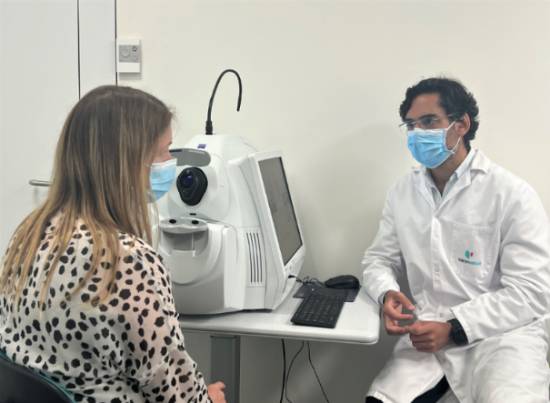 El doctor Rafael Giménez en consulta con una paciente.