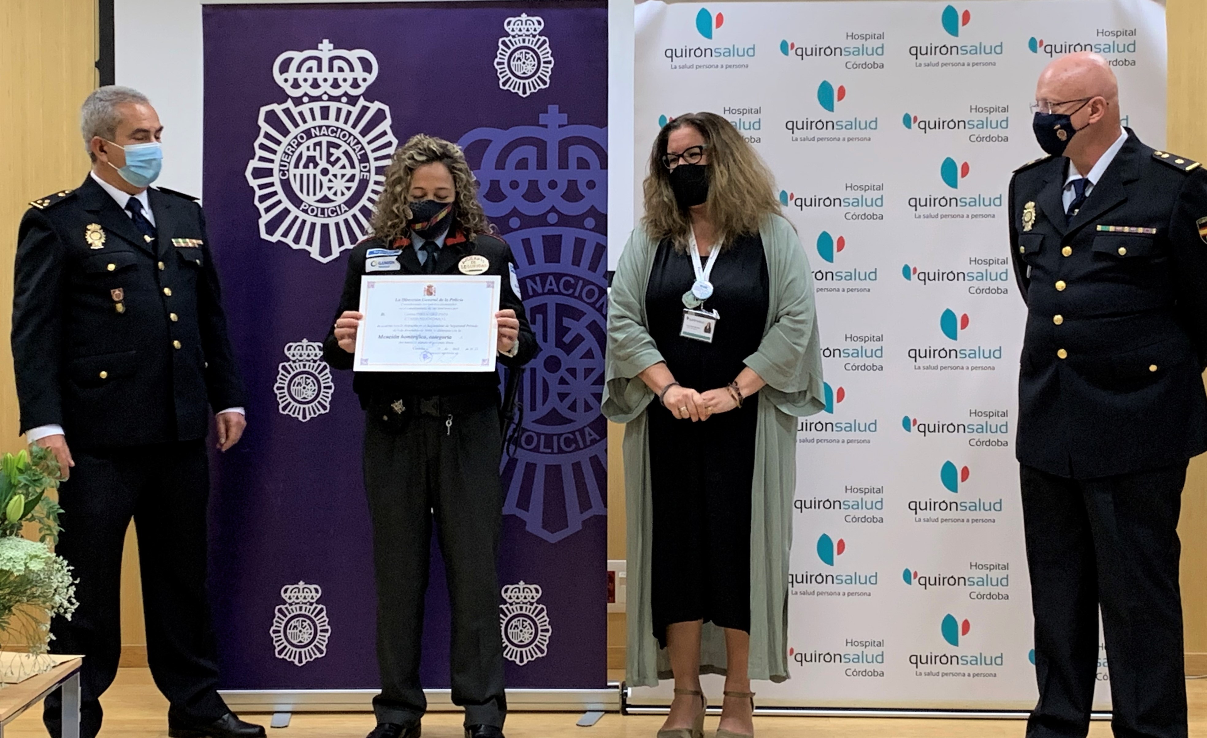 Cristina Fernández, vigilante de seguridad del Hiospital Quirónsalud Córdoba recibe el reconocimiento de la Policía Nacional