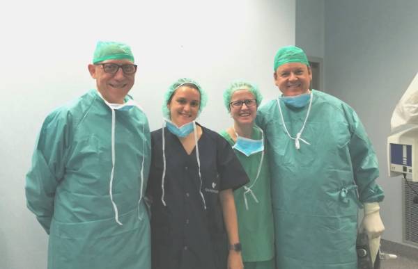 Equipo_de izda a derecha_ Dr. Leache (Quirónsalud), Belén Tisner (Gaes), Carlota Gros (Gaes) y Dr. Alfaro (Quirónsalud)