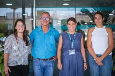 220726 Clara Méndez (2d), la presidenta del IMAS y los representantes de la Fundación Don Bosco