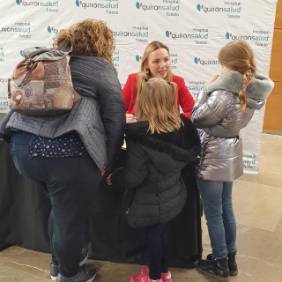 Firmas de libros a la salida de la II Aula de Salud Quirónsalud Toledo con Lucía mi pediatra
