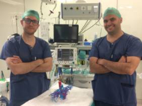 2019 06 24 Los doctores Georgiev (izda) y González, en quirófano, con el modelo tridimensional