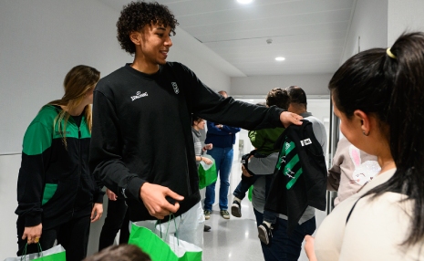 Club Joventut Badalona visita els pacients Hospital Quirónsalud Badalona