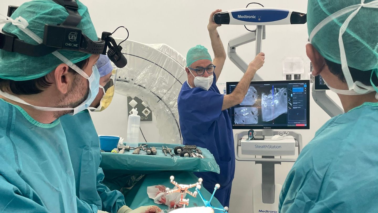 escoliosis-severa-paciente-80-anos-tecnica-minimamente-invsiva