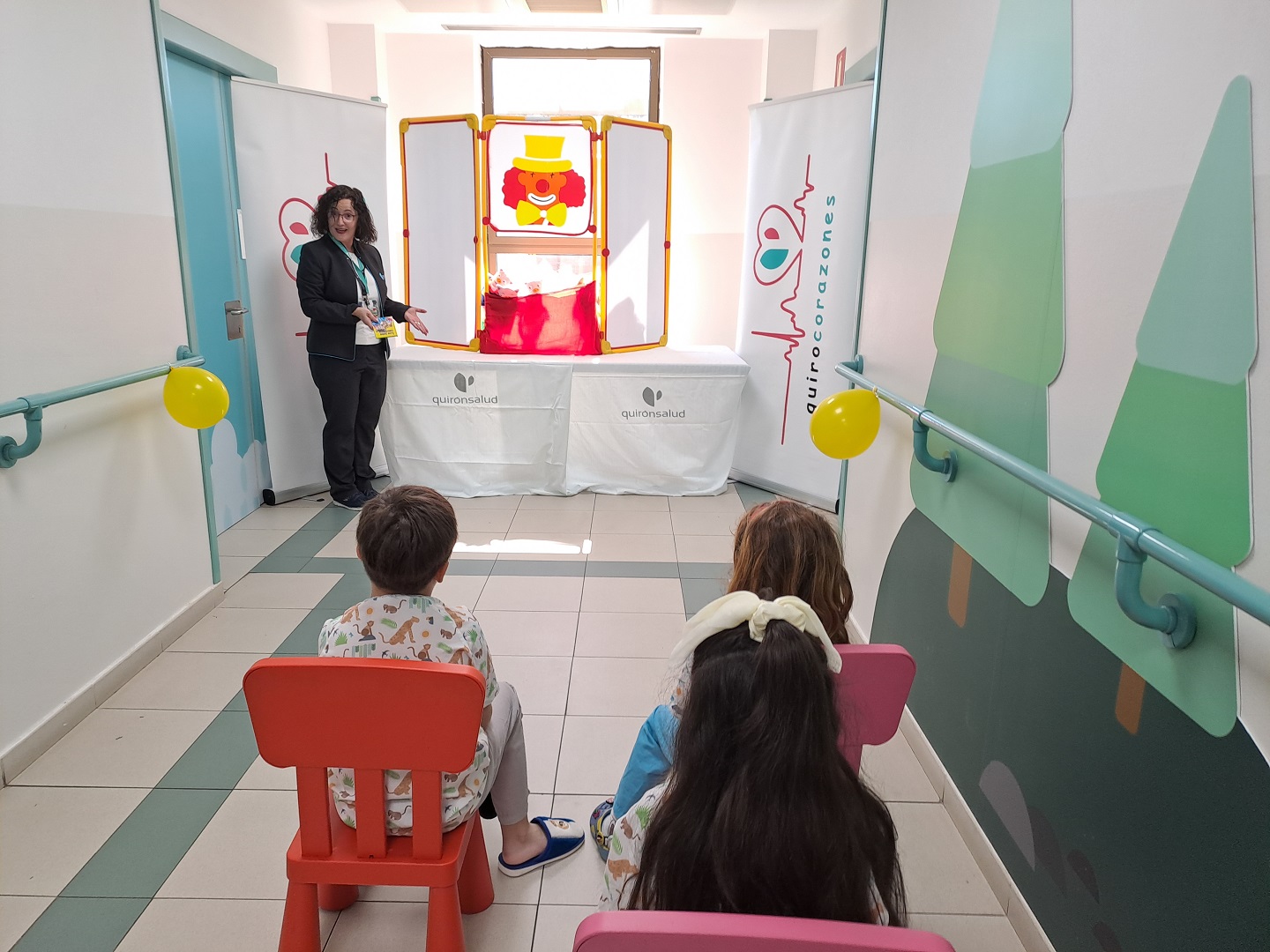 Un momento del cuentacuentos organizado por el Dia libro en Quirónsalud Toledo