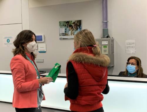 El Hospital Quirónsalud Córdoba entrega un obsequio a sus pacientes oncológicos.