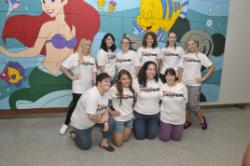 Disney Cruise Line dona un mural con los personajes de "La Sirenita"
