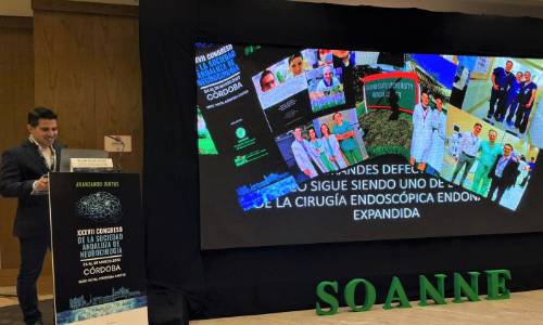El doctor Juan Aguilar, durante su conferencia.