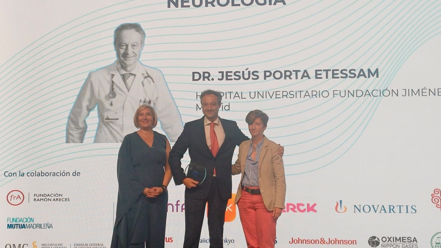 El Dr. Porta en el momento de recoger el premio