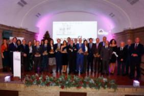 Foto de grupo premiados, junta directiva y autoridades
